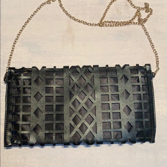 Black designer chain crossbody - Picture 3 of 3